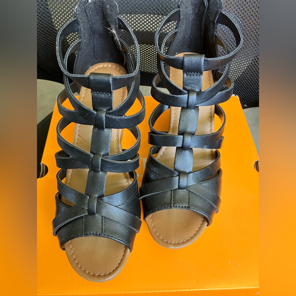 Women’s strappy wedge sandals size 6